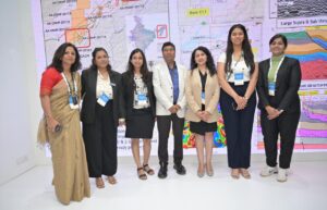 Womenemployeesalongwithteli